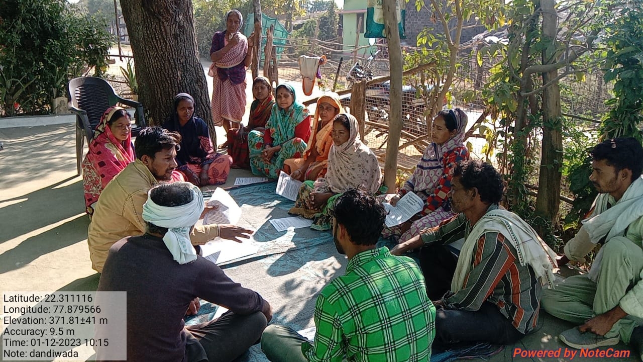 On January 12, 2023, in village Dandivada of Itarsi tehsil of Narmadapuram district, Senior Field Officer of Roopai Agri Forest Pvt. made women aware about the environment and informed them about the free tree planting scheme.