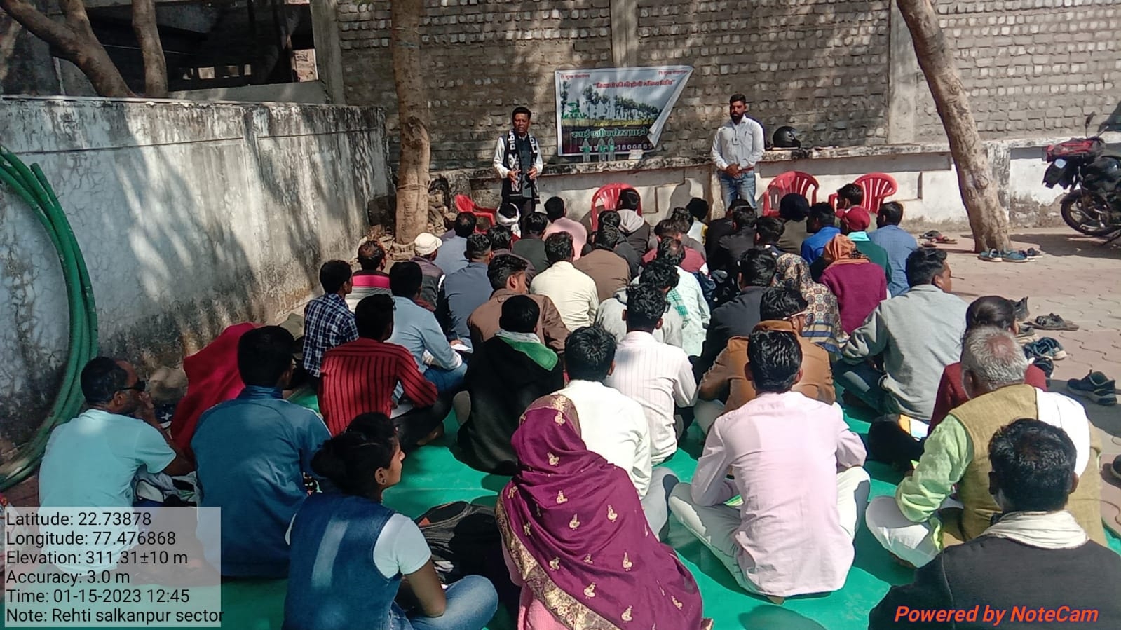 Today, on January 15, 2023, in village Salkanpur of Rehti tehsil of Sehore district, Sanjay Choudhary, director of Roopai Agri Forest Pvt., made farmers aware about free tree planting and how the environment around them can be cleaned through this scheme