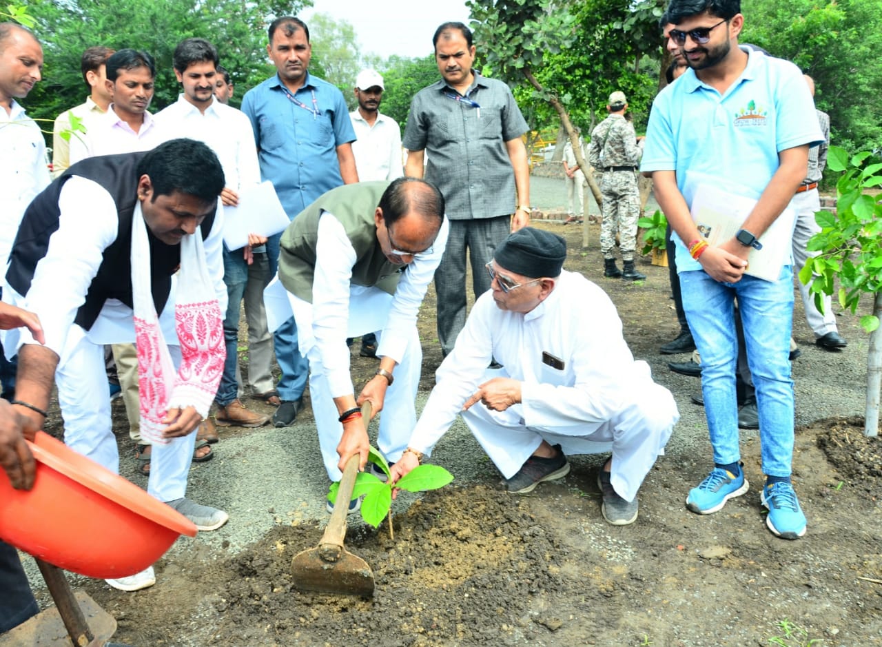Inaugurated the tree planting scheme by planting saplings in collaboration with the Chief Minister of Madhya Pradesh.